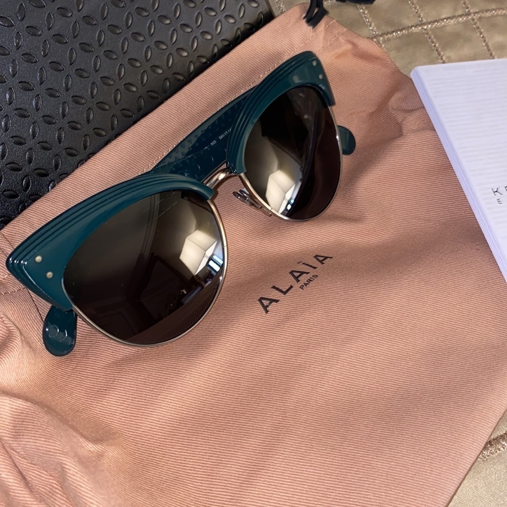 ALAÍA Brand New in Case
Clubmaster Cat Eye
Sunglasses
Color: green - Picture 8 of 9